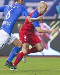  斯图加特边路传中精准，头球攻门屡次制造威胁