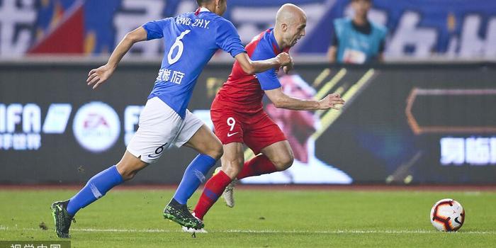  斯图加特边路传中精准，头球攻门屡次制造威胁